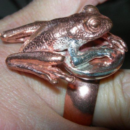 Frog (large) ring in bronze