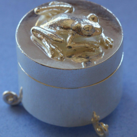 Pill-box with frog in plated silver